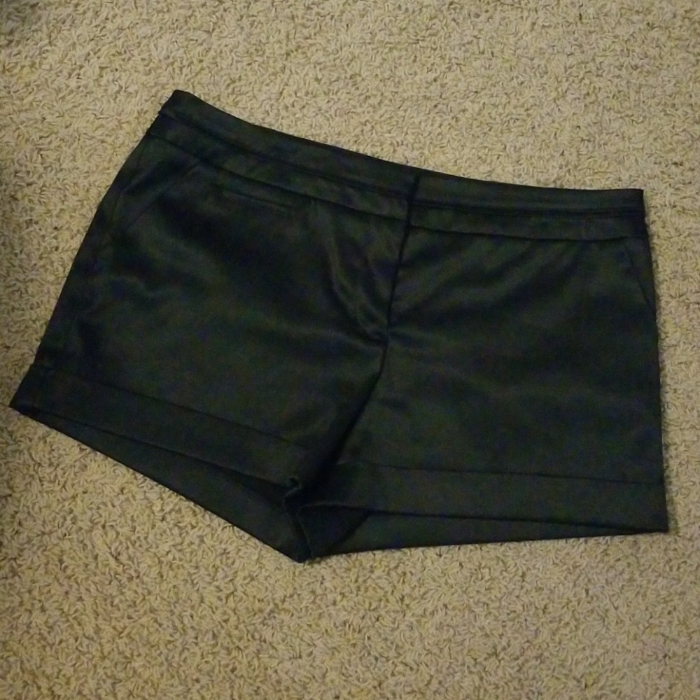 🌺Express shiny black shorts